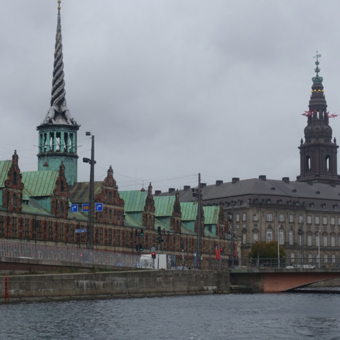 Alte Börse (links) und Schloss Christiansborg (rechts), Kopenhagen