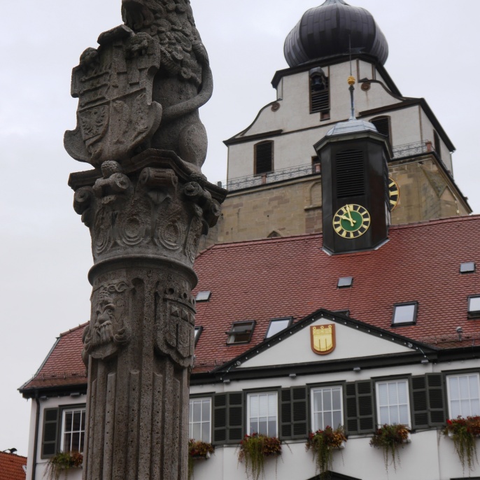 Marktbrunnen, Rathaus und Stiftskirche („Die Glucke vom Gäu“)